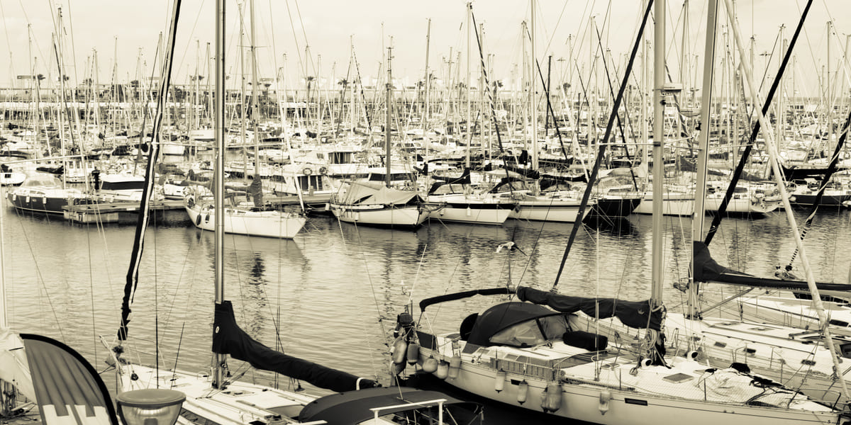 puerto barceloneta con resturantes cocina típica catalana