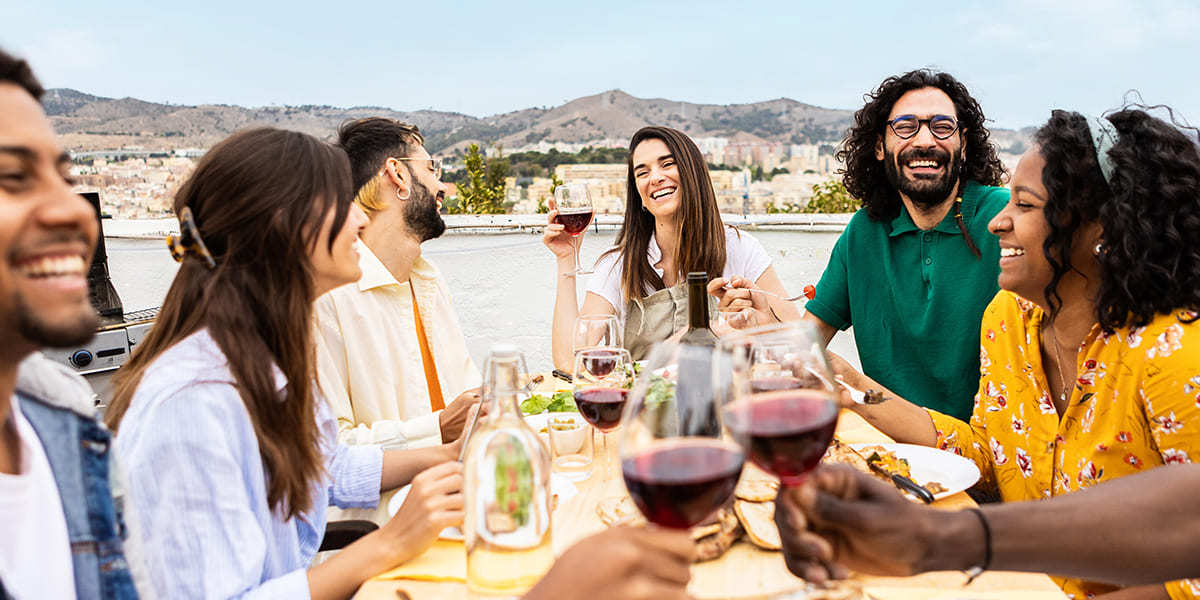 grupo de locales comiendo en restaurante de la barceloneta